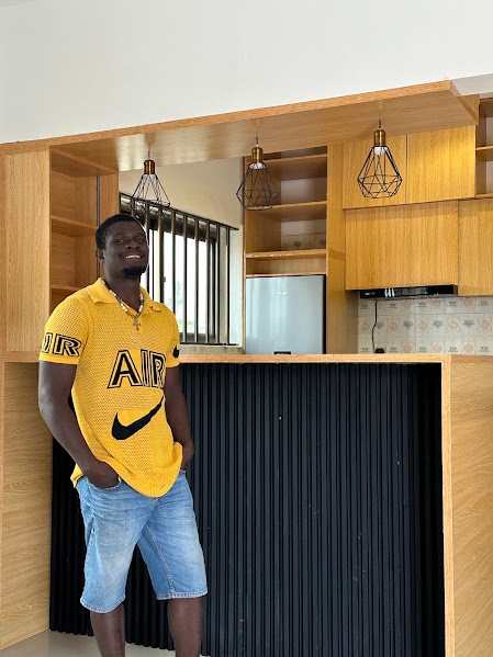 Artisan au travail dans l'atelier