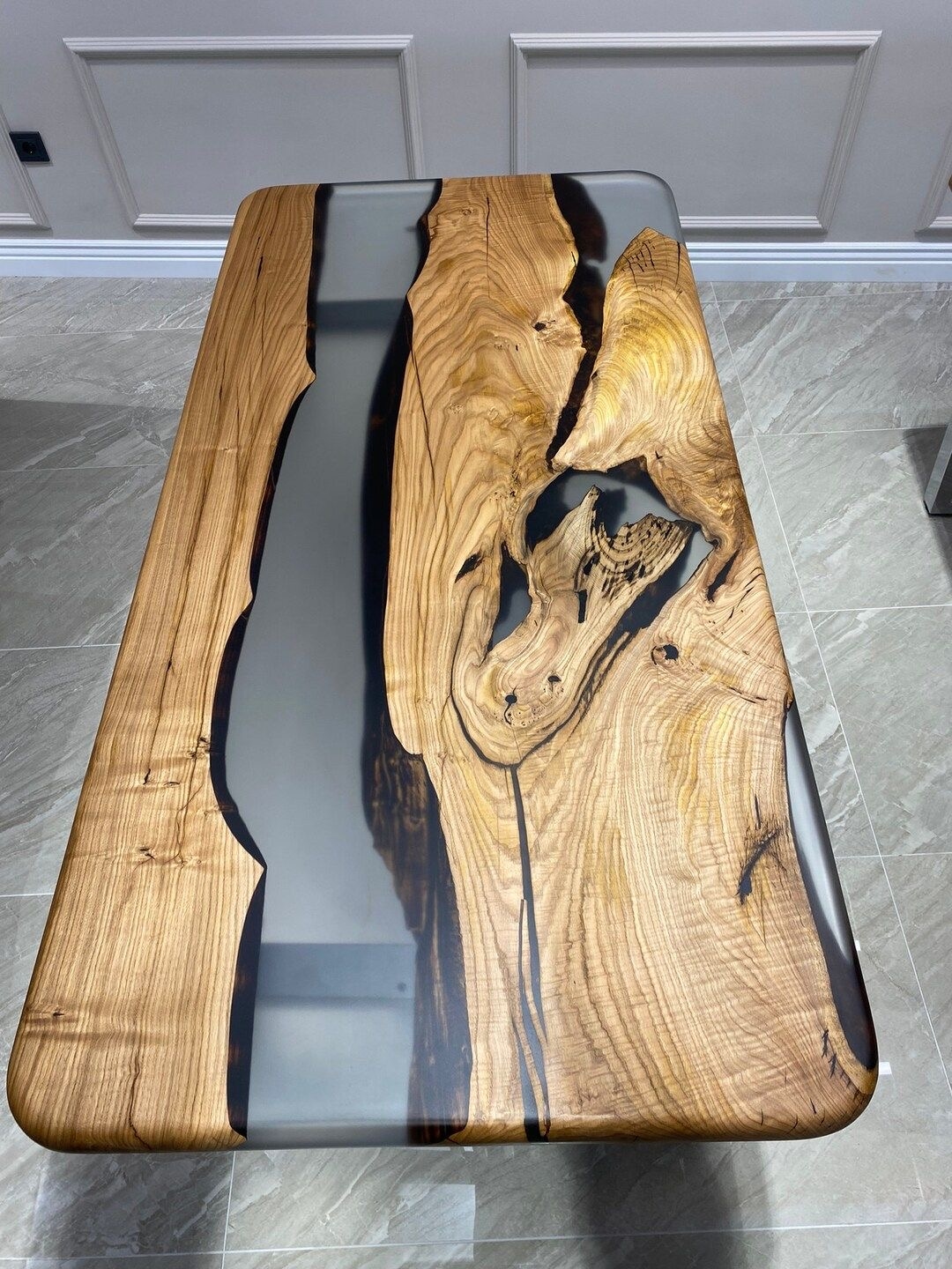 Table de Réception en Bois et Résine Époxy : L'Alliance du Luxe et du Sur-Mesure - miniature 2