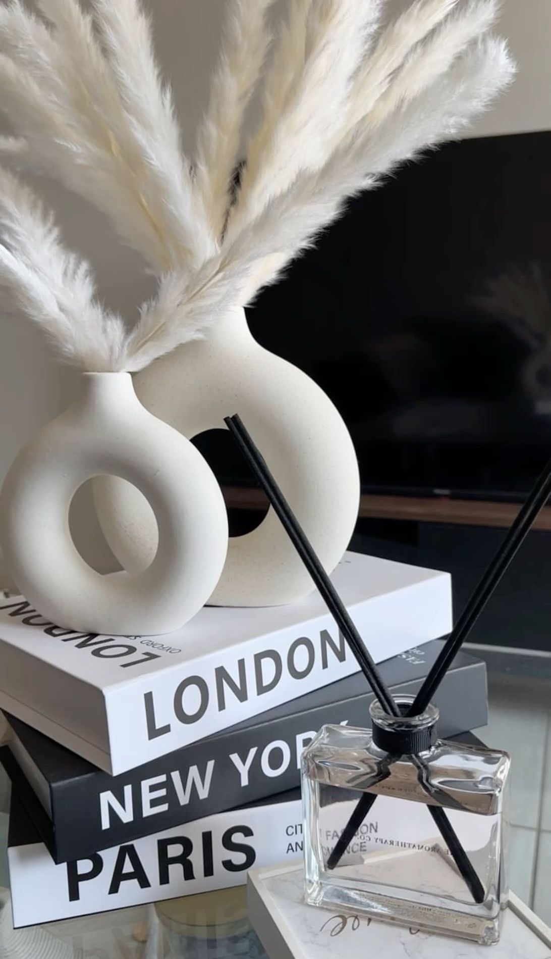 Statuettes « Le Penseur » en Résine Noire : L'Élégance Minimaliste - miniature 6