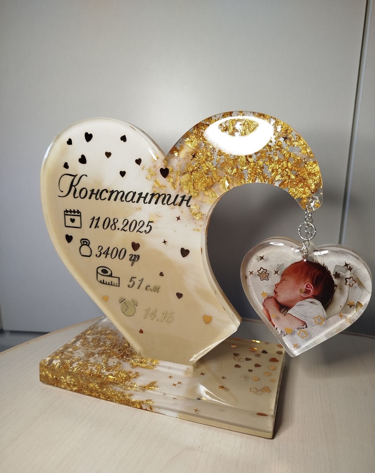 Sculpture Cœur Suspendu en Résine & Éclats d'Or : Le Souvenir Éternel